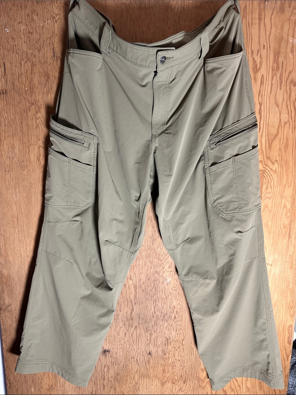 Duluth Trading Co Olive Cargo Pants with Zip and Flap Pockets